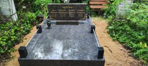 Горизонтальные памятники из гранита