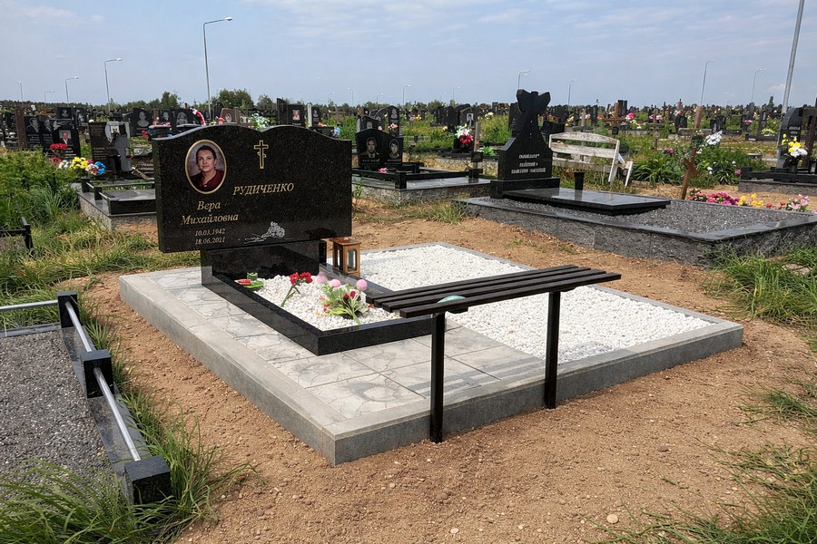 горизонтальные памятники из гранита